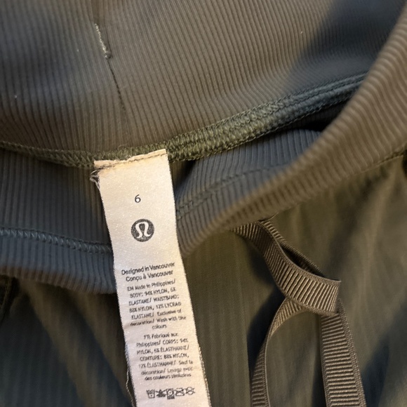 Lululemon mid rise crops size 6 - Picture 3 of 6